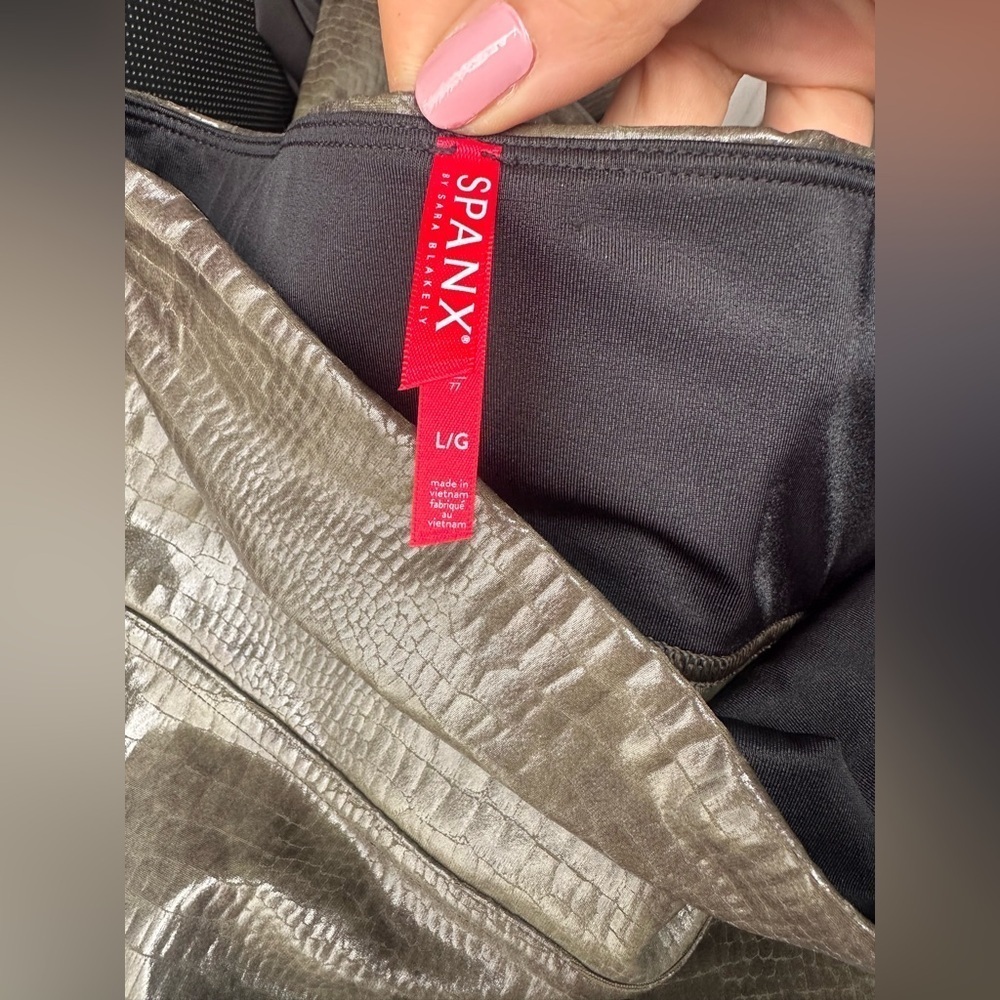 🆕 NWT SPANX Faux Leather Croc Shine Leggings - 20303R - Darkened Olive - Large - Picture 4 of 5